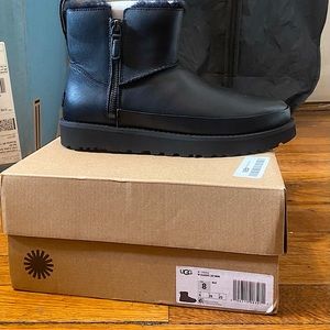 UGG Classic zip mini